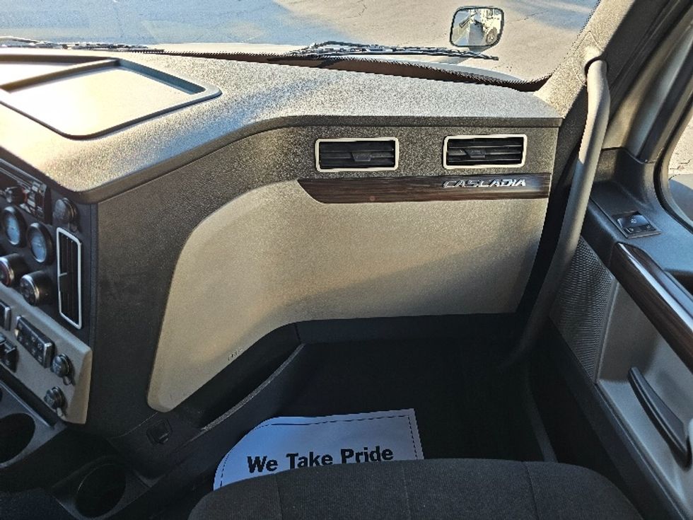 Sleeper Tractor-Heavy Duty Tractors-Freightliner-2019-T12664ST-Lakeland-FL-365,005\n\t\tmiles-$ 64,250 - Image 14