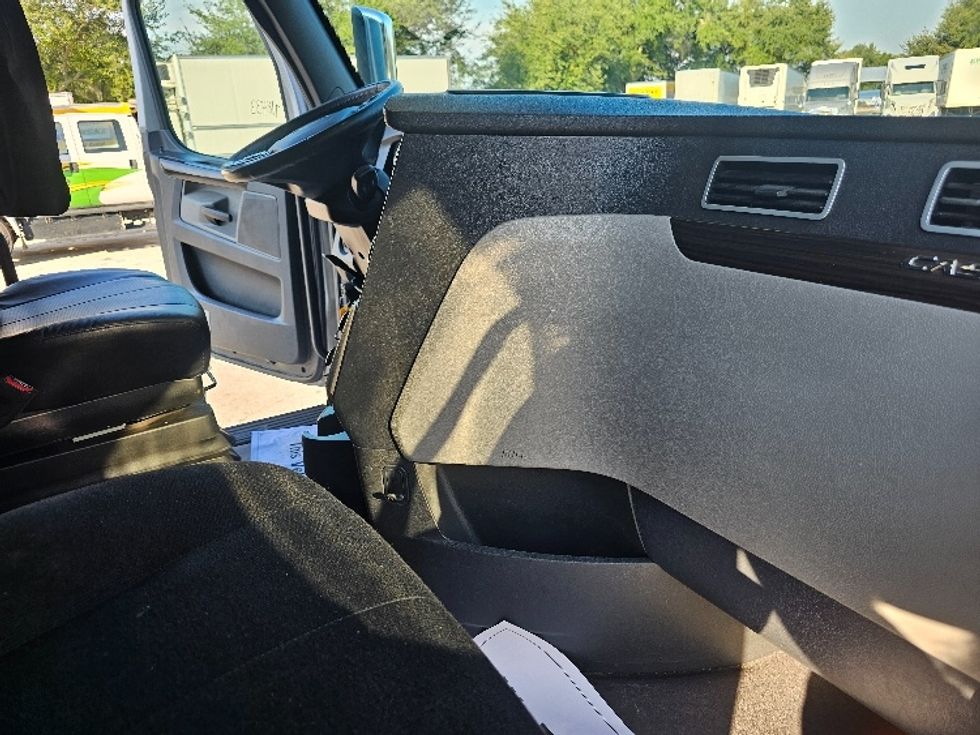 Sleeper Tractor-Heavy Duty Tractors-Freightliner-2019-T12664ST-Lakeland-FL-365,005\n\t\tmiles-$ 64,250 - Image 15