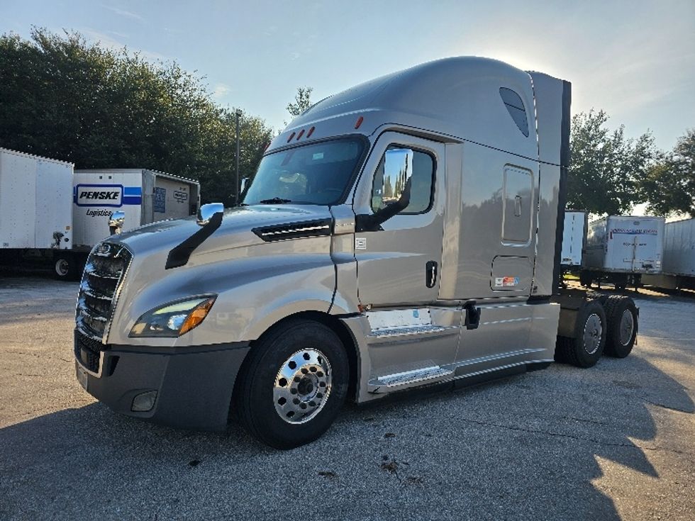 Sleeper Tractor-Heavy Duty Tractors-Freightliner-2019-T12664ST-Lakeland-FL-365,005\n\t\tmiles-$ 64,250 - Image 3