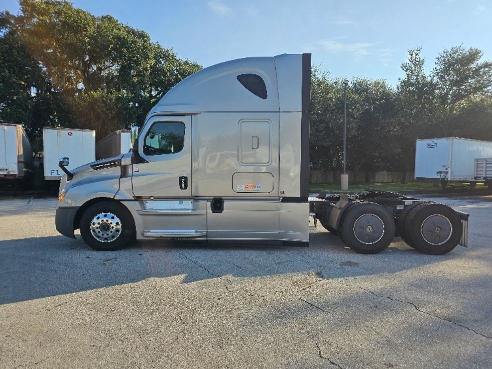 Sleeper Tractor-Heavy Duty Tractors-Freightliner-2019-T12664ST-Lakeland-FL-365,005\n\t\tmiles-$ 64,250 - Image 4