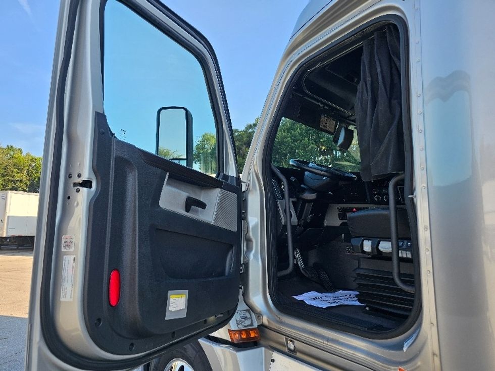 Sleeper Tractor-Heavy Duty Tractors-Freightliner-2019-T12664ST-Lakeland-FL-365,005\n\t\tmiles-$ 64,250 - Image 9