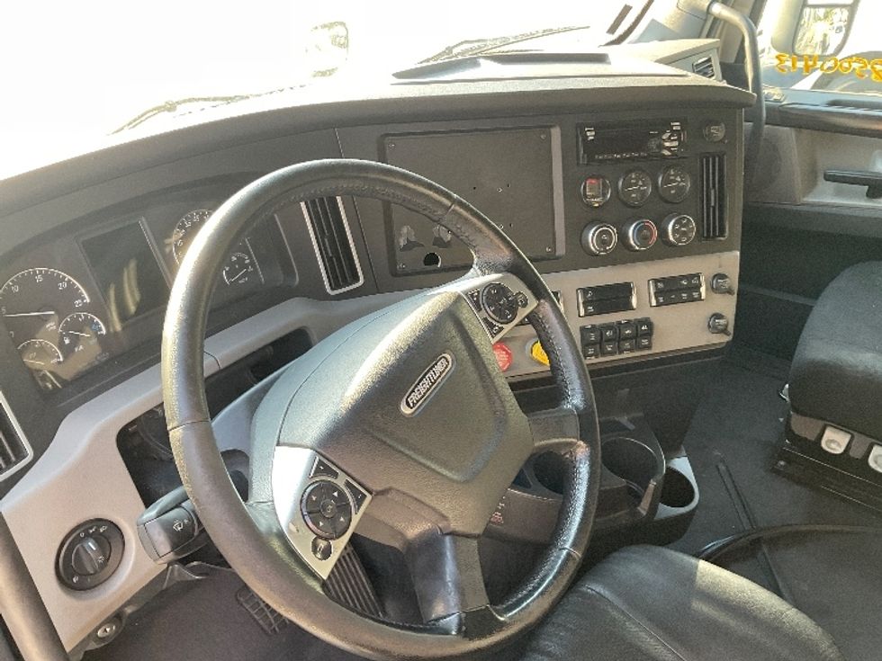 Sleeper Tractor-Heavy Duty Tractors-Freightliner-2019-T12664ST-Lakeland-FL-386,556\n\t\tmiles-$ 63,250 - Image 10