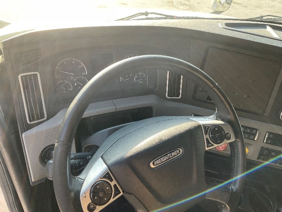Sleeper Tractor-Heavy Duty Tractors-Freightliner-2019-T12664ST-Lakeland-FL-386,556\n\t\tmiles-$ 63,250 - Image 11