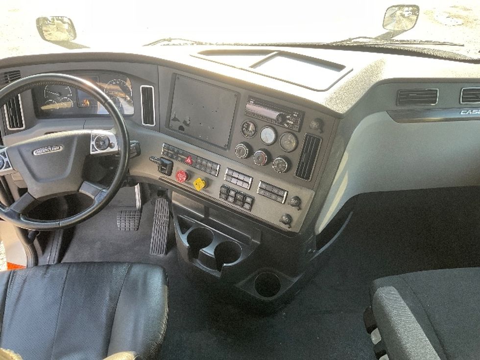 Sleeper Tractor-Heavy Duty Tractors-Freightliner-2019-T12664ST-Lakeland-FL-386,556\n\t\tmiles-$ 63,250 - Image 12