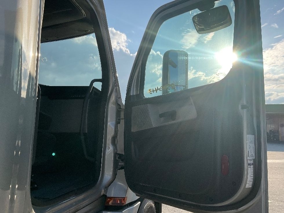 Sleeper Tractor-Heavy Duty Tractors-Freightliner-2019-T12664ST-Lakeland-FL-386,556\n\t\tmiles-$ 63,250 - Image 13