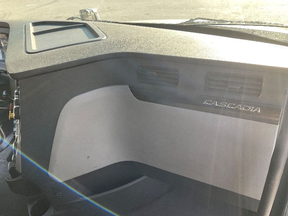 Sleeper Tractor-Heavy Duty Tractors-Freightliner-2019-T12664ST-Lakeland-FL-386,556\n\t\tmiles-$ 63,250 - Image 14