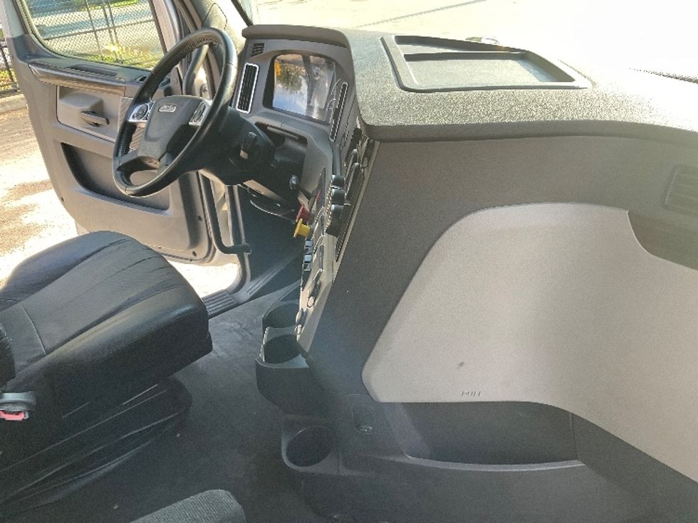 Sleeper Tractor-Heavy Duty Tractors-Freightliner-2019-T12664ST-Lakeland-FL-386,556\n\t\tmiles-$ 63,250 - Image 15