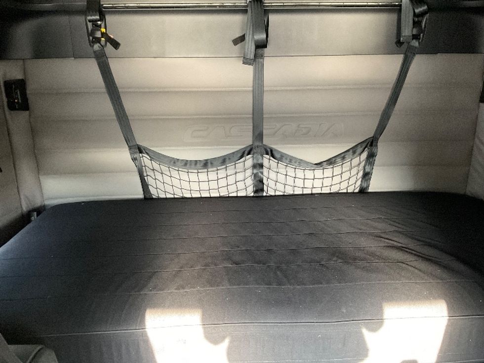 Sleeper Tractor-Heavy Duty Tractors-Freightliner-2019-T12664ST-Lakeland-FL-386,556\n\t\tmiles-$ 63,250 - Image 16