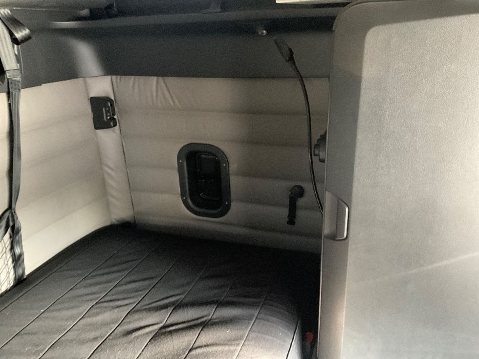 Sleeper Tractor-Heavy Duty Tractors-Freightliner-2019-T12664ST-Lakeland-FL-386,556\n\t\tmiles-$ 63,250 - Image 18