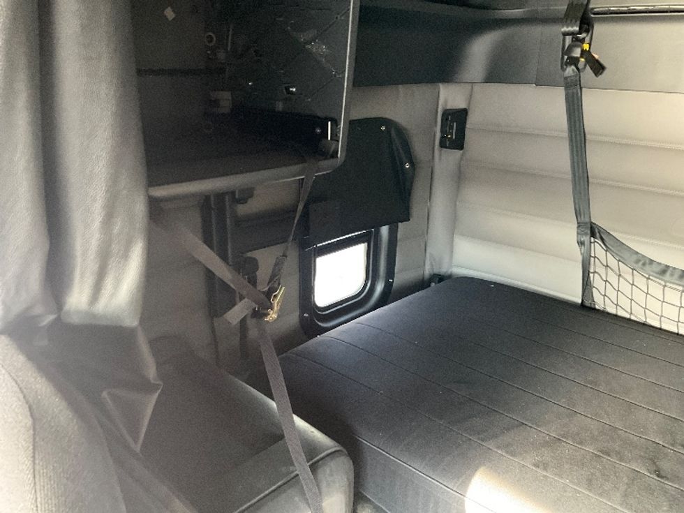 Sleeper Tractor-Heavy Duty Tractors-Freightliner-2019-T12664ST-Lakeland-FL-386,556\n\t\tmiles-$ 63,250 - Image 19