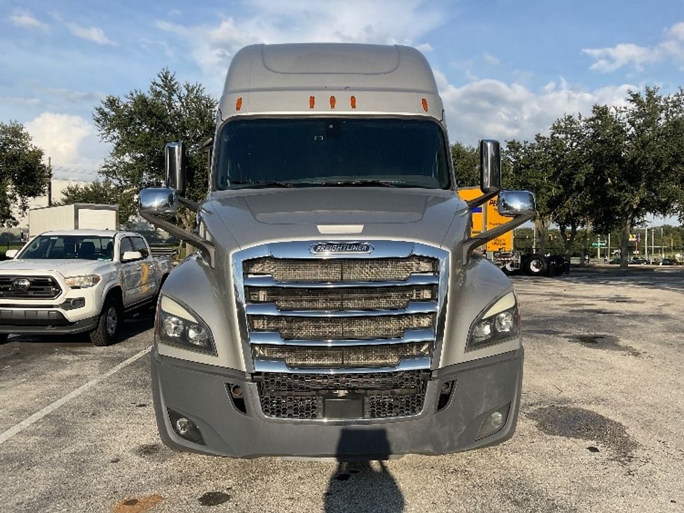 Sleeper Tractor-Heavy Duty Tractors-Freightliner-2019-T12664ST-Lakeland-FL-386,556\n\t\tmiles-$ 63,250 - Image 2