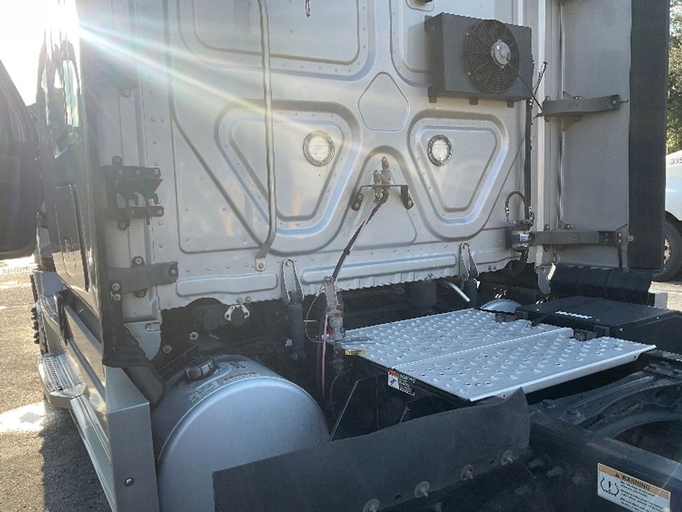 Sleeper Tractor-Heavy Duty Tractors-Freightliner-2019-T12664ST-Lakeland-FL-386,556\n\t\tmiles-$ 63,250 - Image 22