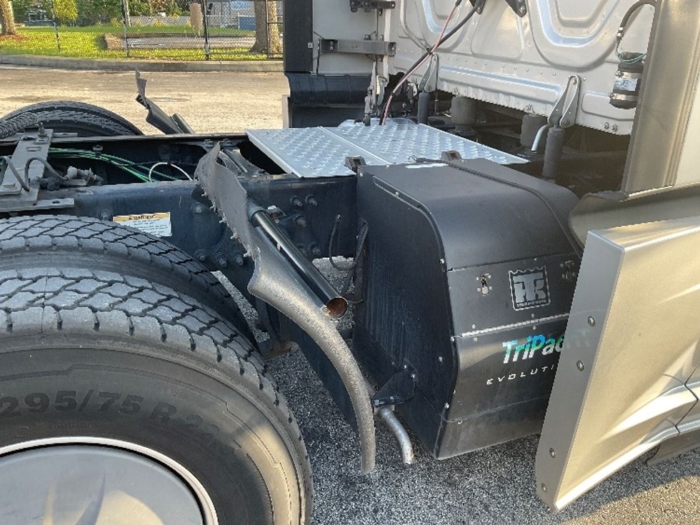 Sleeper Tractor-Heavy Duty Tractors-Freightliner-2019-T12664ST-Lakeland-FL-386,556\n\t\tmiles-$ 63,250 - Image 23