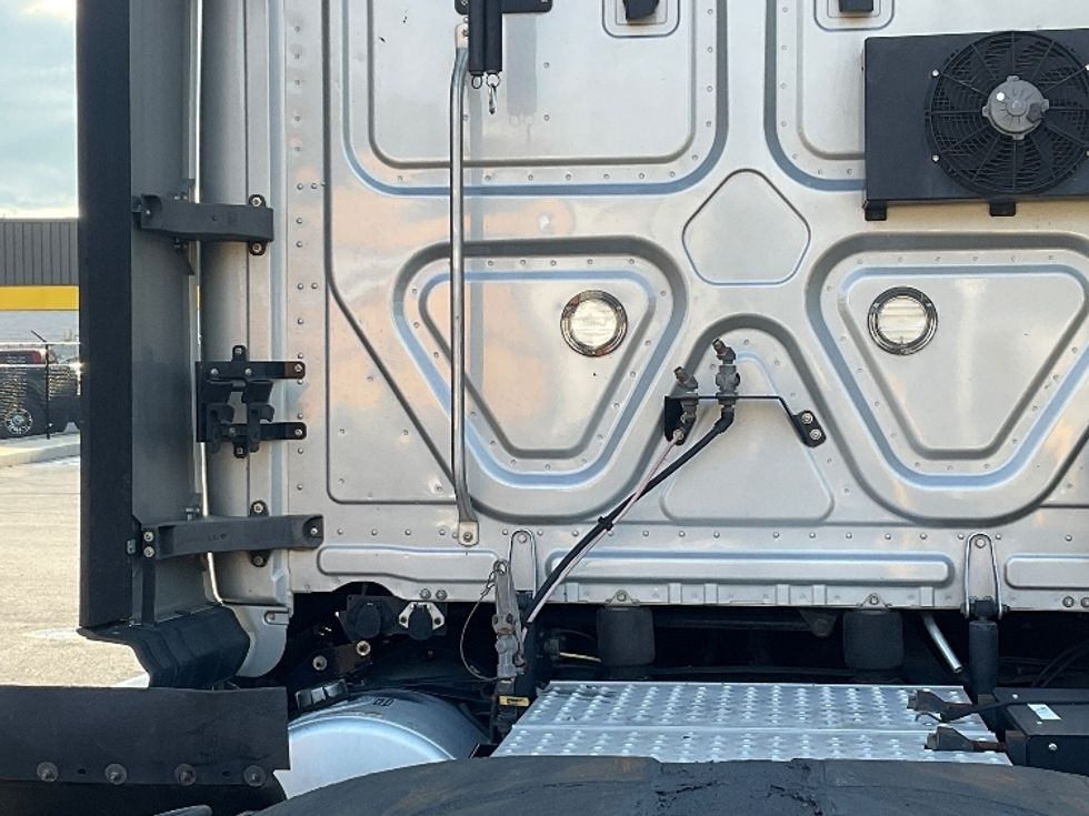 Sleeper Tractor-Heavy Duty Tractors-Freightliner-2019-T12664ST-Lakeland-FL-386,556\n\t\tmiles-$ 63,250 - Image 26