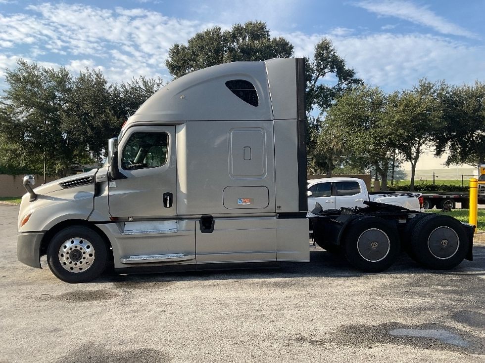 Sleeper Tractor-Heavy Duty Tractors-Freightliner-2019-T12664ST-Lakeland-FL-386,556\n\t\tmiles-$ 63,250 - Image 4