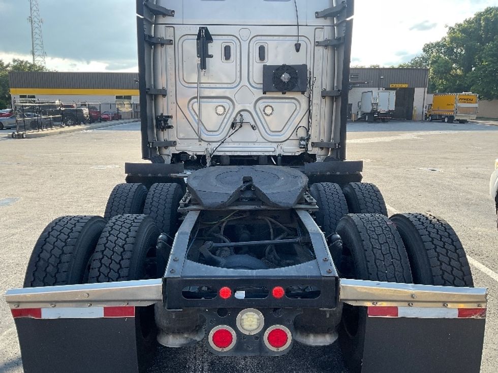 Sleeper Tractor-Heavy Duty Tractors-Freightliner-2019-T12664ST-Lakeland-FL-386,556\n\t\tmiles-$ 63,250 - Image 6