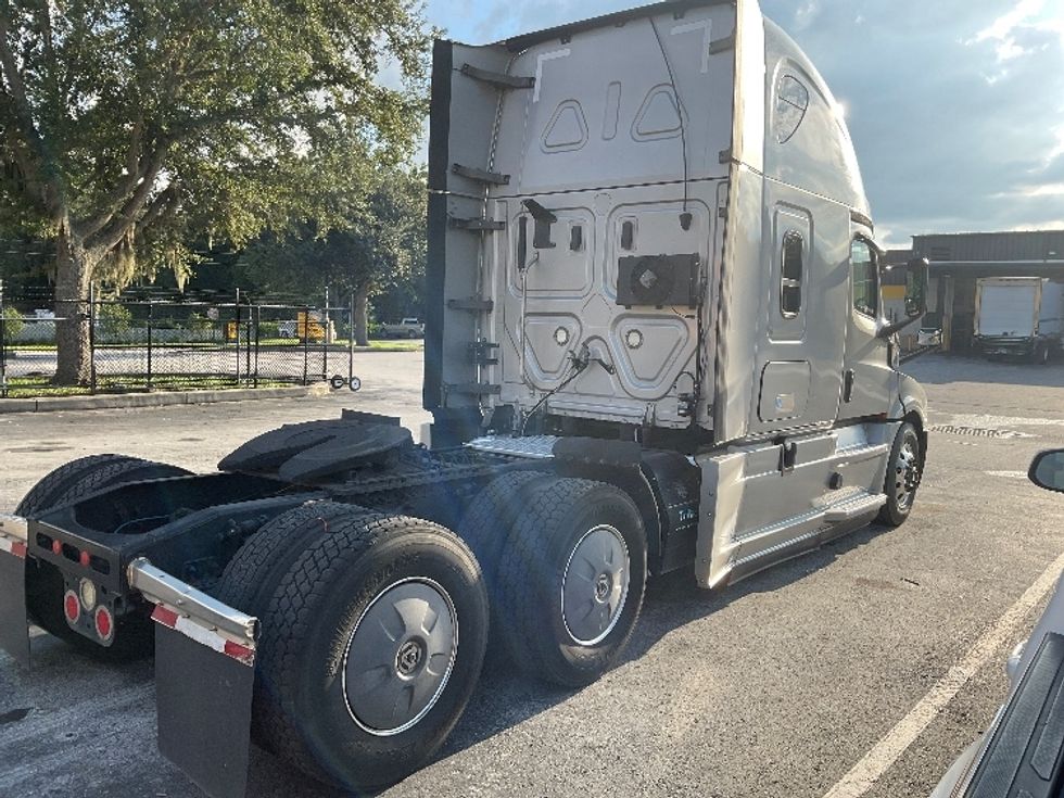 Sleeper Tractor-Heavy Duty Tractors-Freightliner-2019-T12664ST-Lakeland-FL-386,556\n\t\tmiles-$ 63,250 - Image 7