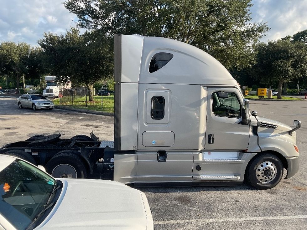 Sleeper Tractor-Heavy Duty Tractors-Freightliner-2019-T12664ST-Lakeland-FL-386,556\n\t\tmiles-$ 63,250 - Image 8