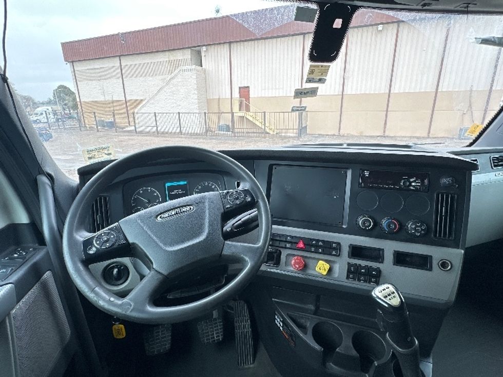 Sleeper Tractor-Heavy Duty Tractors-Freightliner-2019-T12664ST-Laredo-TX-380,891\n\t\tmiles-$ 54,250 - Image 11