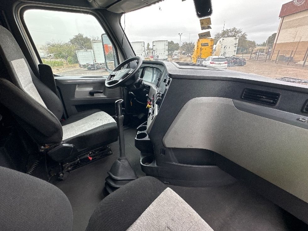 Sleeper Tractor-Heavy Duty Tractors-Freightliner-2019-T12664ST-Laredo-TX-380,891\n\t\tmiles-$ 54,250 - Image 15