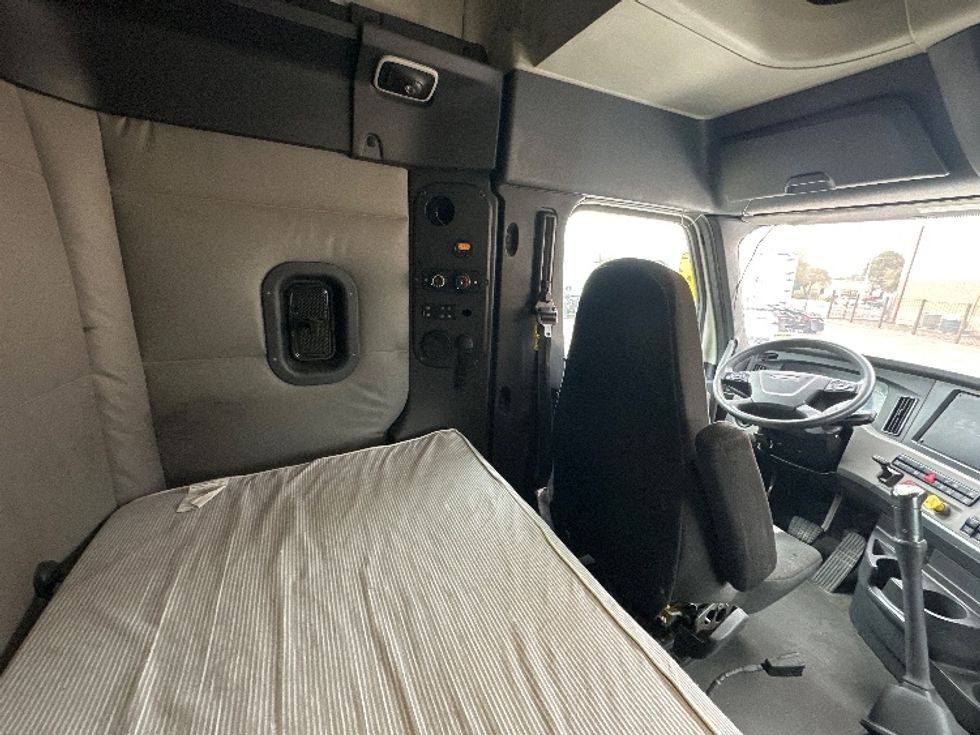 Sleeper Tractor-Heavy Duty Tractors-Freightliner-2019-T12664ST-Laredo-TX-380,891\n\t\tmiles-$ 54,250 - Image 17