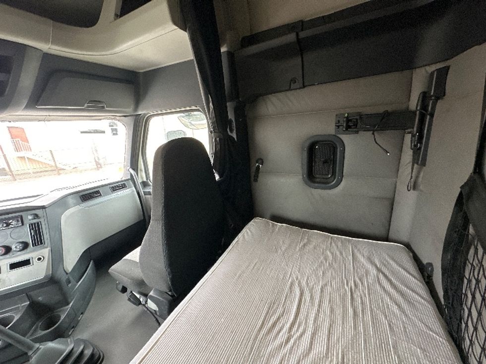 Sleeper Tractor-Heavy Duty Tractors-Freightliner-2019-T12664ST-Laredo-TX-380,891\n\t\tmiles-$ 54,250 - Image 18