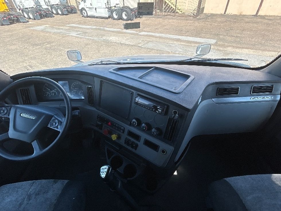 Sleeper Tractor-Heavy Duty Tractors-Freightliner-2019-T12664ST-Laredo-TX-430,592\n\t\tmiles-$ 51,500 - Image 12