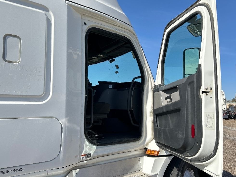 Sleeper Tractor-Heavy Duty Tractors-Freightliner-2019-T12664ST-Laredo-TX-430,592\n\t\tmiles-$ 51,500 - Image 13