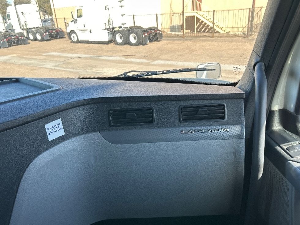 Sleeper Tractor-Heavy Duty Tractors-Freightliner-2019-T12664ST-Laredo-TX-430,592\n\t\tmiles-$ 51,500 - Image 14