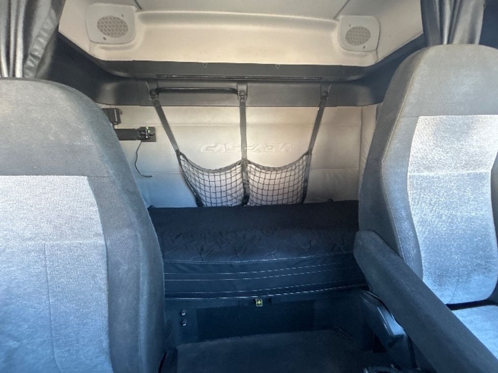 Sleeper Tractor-Heavy Duty Tractors-Freightliner-2019-T12664ST-Laredo-TX-430,592\n\t\tmiles-$ 51,500 - Image 16