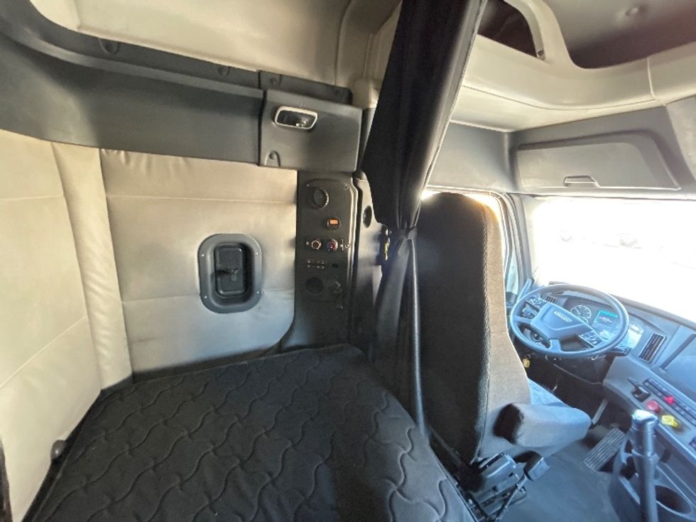 Sleeper Tractor-Heavy Duty Tractors-Freightliner-2019-T12664ST-Laredo-TX-430,592\n\t\tmiles-$ 51,500 - Image 18