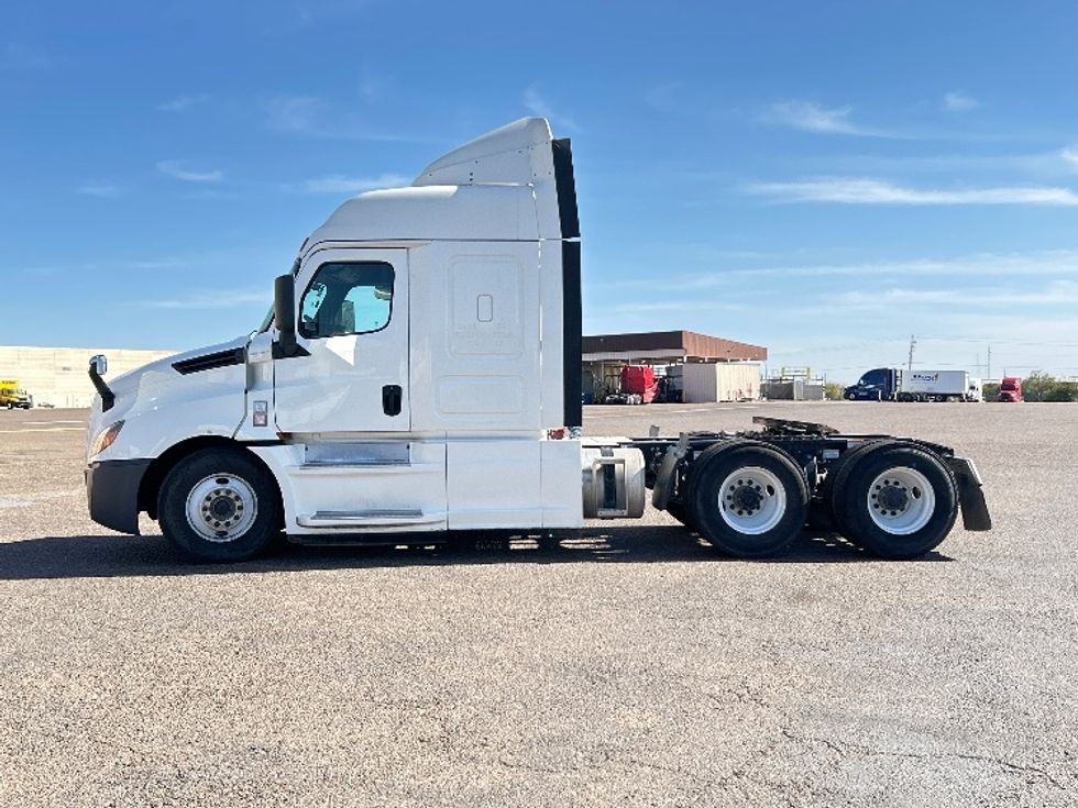 Sleeper Tractor-Heavy Duty Tractors-Freightliner-2019-T12664ST-Laredo-TX-430,592\n\t\tmiles-$ 51,500 - Image 4