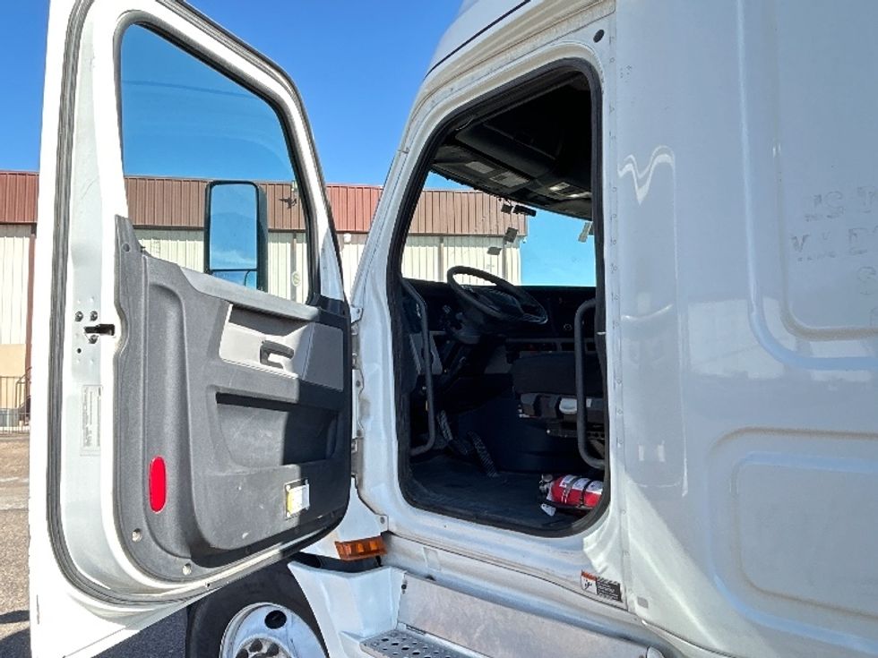 Sleeper Tractor-Heavy Duty Tractors-Freightliner-2019-T12664ST-Laredo-TX-430,592\n\t\tmiles-$ 51,500 - Image 9