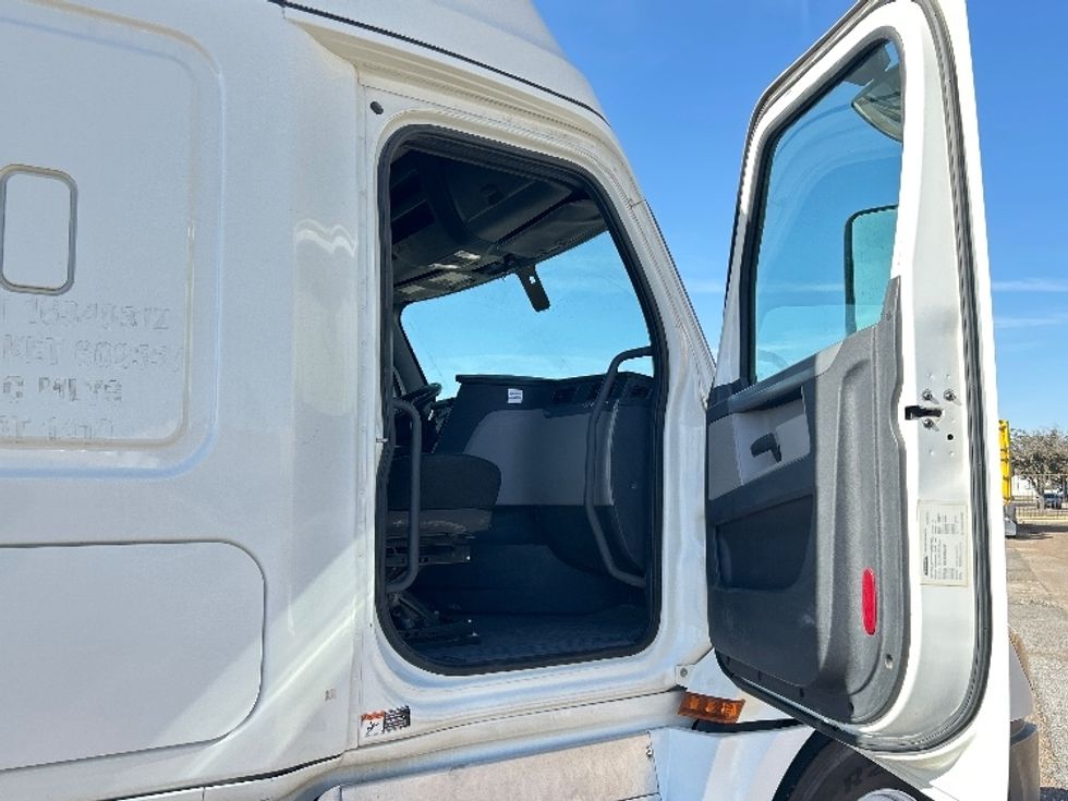 Sleeper Tractor-Heavy Duty Tractors-Freightliner-2019-T12664ST-Laredo-TX-456,123\n\t\tmiles-$ 50,000 - Image 13