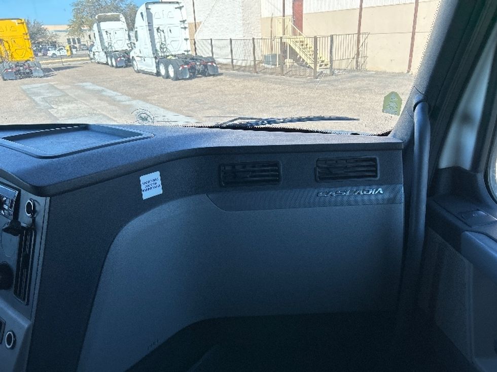 Sleeper Tractor-Heavy Duty Tractors-Freightliner-2019-T12664ST-Laredo-TX-456,123\n\t\tmiles-$ 50,000 - Image 14