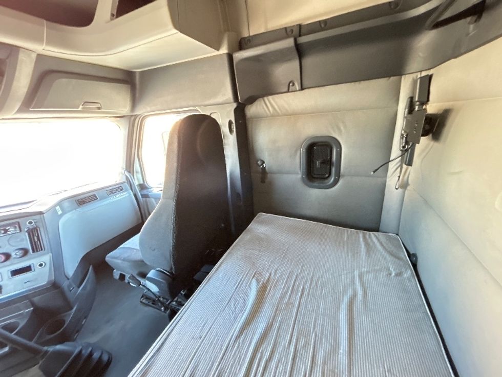 Sleeper Tractor-Heavy Duty Tractors-Freightliner-2019-T12664ST-Laredo-TX-456,123\n\t\tmiles-$ 50,000 - Image 19