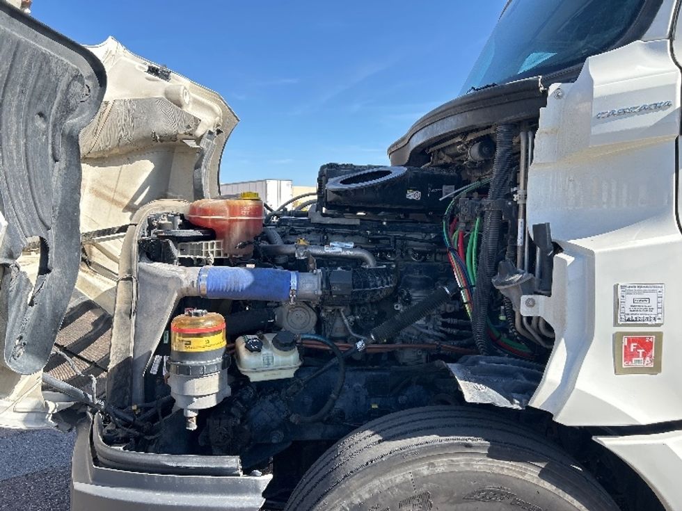 Sleeper Tractor-Heavy Duty Tractors-Freightliner-2019-T12664ST-Laredo-TX-456,123\n\t\tmiles-$ 50,000 - Image 21