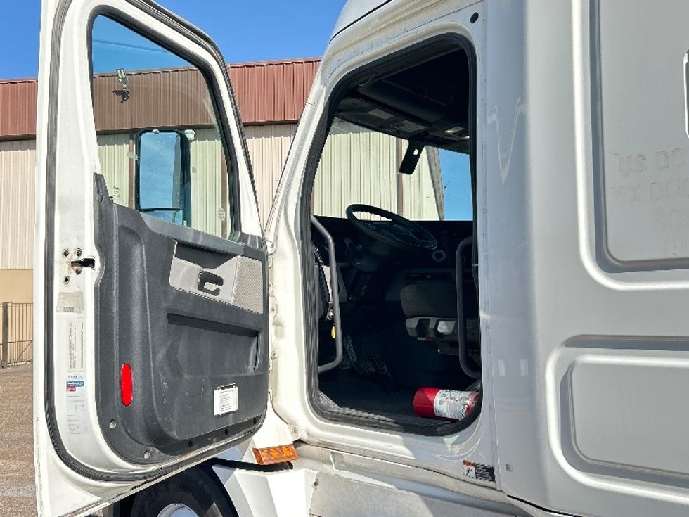 Sleeper Tractor-Heavy Duty Tractors-Freightliner-2019-T12664ST-Laredo-TX-456,123\n\t\tmiles-$ 50,000 - Image 9