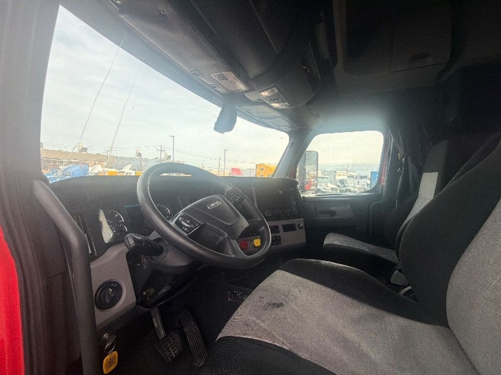 Sleeper Tractor-Heavy Duty Tractors-Freightliner-2019-T12664ST-Linden-NJ-456,201\n\t\tmiles-$ 53,750 - Image 10