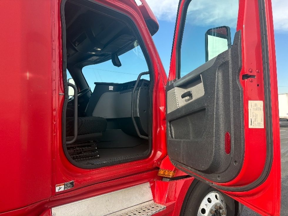 Sleeper Tractor-Heavy Duty Tractors-Freightliner-2019-T12664ST-Linden-NJ-456,201\n\t\tmiles-$ 53,750 - Image 13