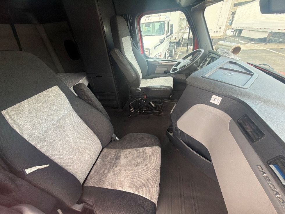 Sleeper Tractor-Heavy Duty Tractors-Freightliner-2019-T12664ST-Linden-NJ-456,201\n\t\tmiles-$ 53,750 - Image 15