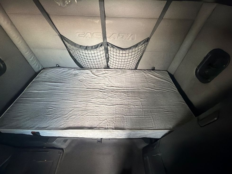 Sleeper Tractor-Heavy Duty Tractors-Freightliner-2019-T12664ST-Linden-NJ-456,201\n\t\tmiles-$ 53,750 - Image 17