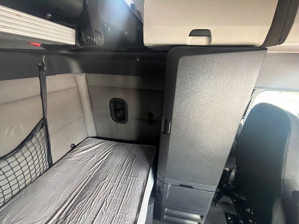 Sleeper Tractor-Heavy Duty Tractors-Freightliner-2019-T12664ST-Linden-NJ-456,201\n\t\tmiles-$ 53,750 - Image 18