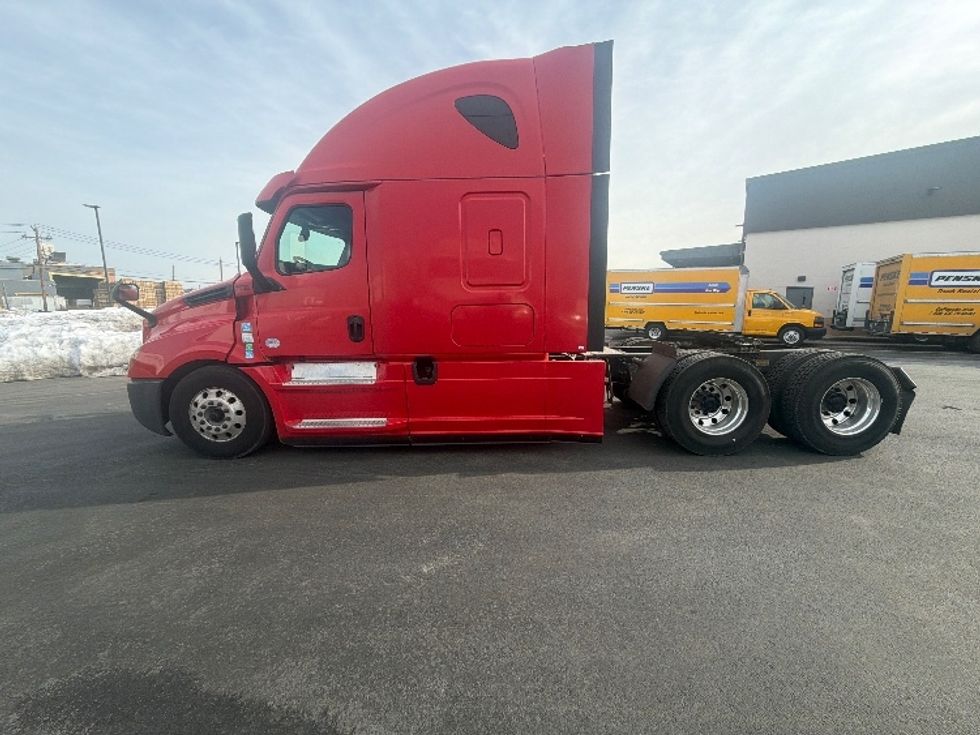 Sleeper Tractor-Heavy Duty Tractors-Freightliner-2019-T12664ST-Linden-NJ-456,201\n\t\tmiles-$ 53,750 - Image 4