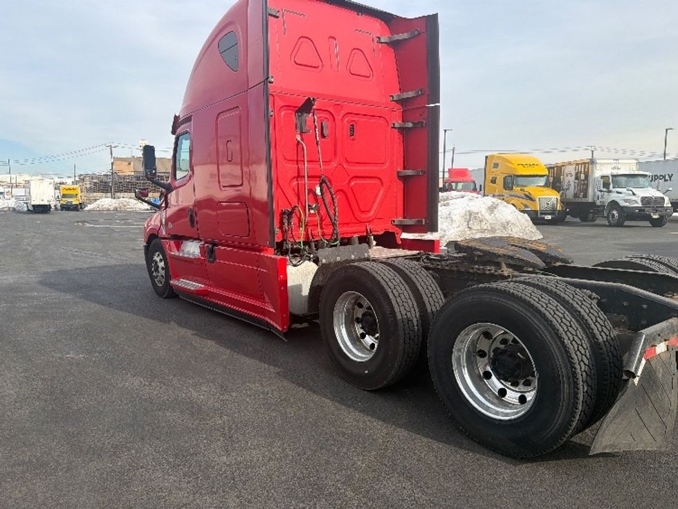Sleeper Tractor-Heavy Duty Tractors-Freightliner-2019-T12664ST-Linden-NJ-456,201\n\t\tmiles-$ 53,750 - Image 5