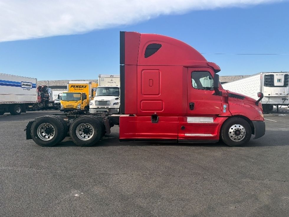 Sleeper Tractor-Heavy Duty Tractors-Freightliner-2019-T12664ST-Linden-NJ-456,201\n\t\tmiles-$ 53,750 - Image 8