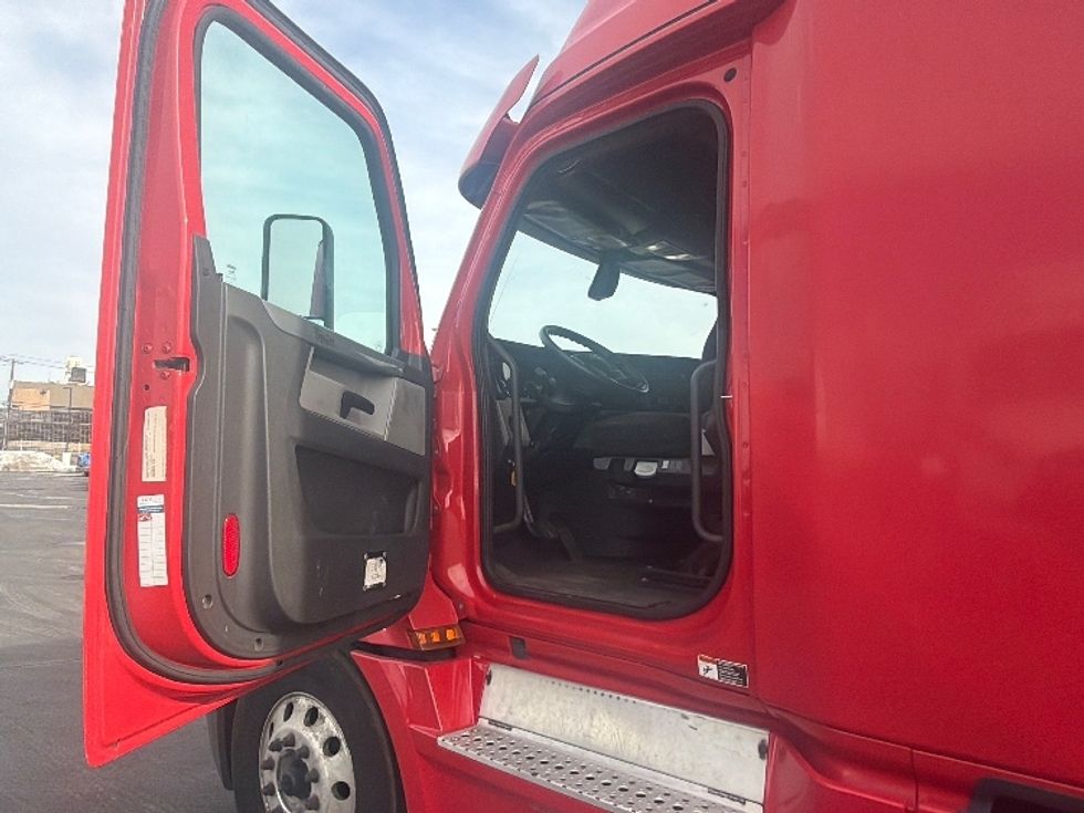 Sleeper Tractor-Heavy Duty Tractors-Freightliner-2019-T12664ST-Linden-NJ-456,201\n\t\tmiles-$ 53,750 - Image 9