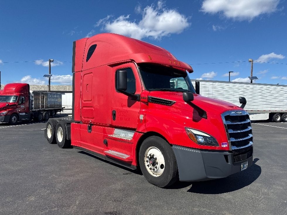 Sleeper Tractor-Heavy Duty Tractors-Freightliner-2019-T12664ST-Linden-NJ-588,171\n\t\tmiles-$ 42,250 - Image 1