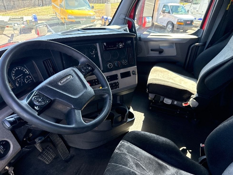 Sleeper Tractor-Heavy Duty Tractors-Freightliner-2019-T12664ST-Linden-NJ-588,171\n\t\tmiles-$ 42,250 - Image 10