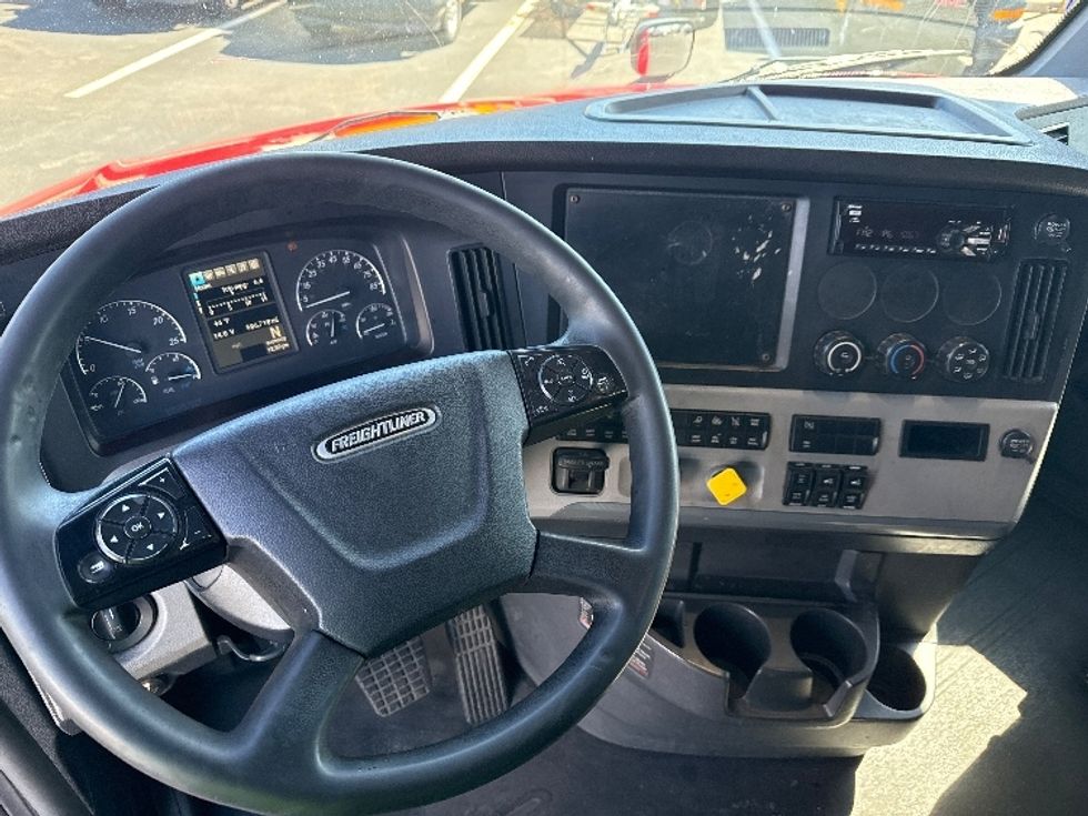 Sleeper Tractor-Heavy Duty Tractors-Freightliner-2019-T12664ST-Linden-NJ-588,171\n\t\tmiles-$ 42,250 - Image 11